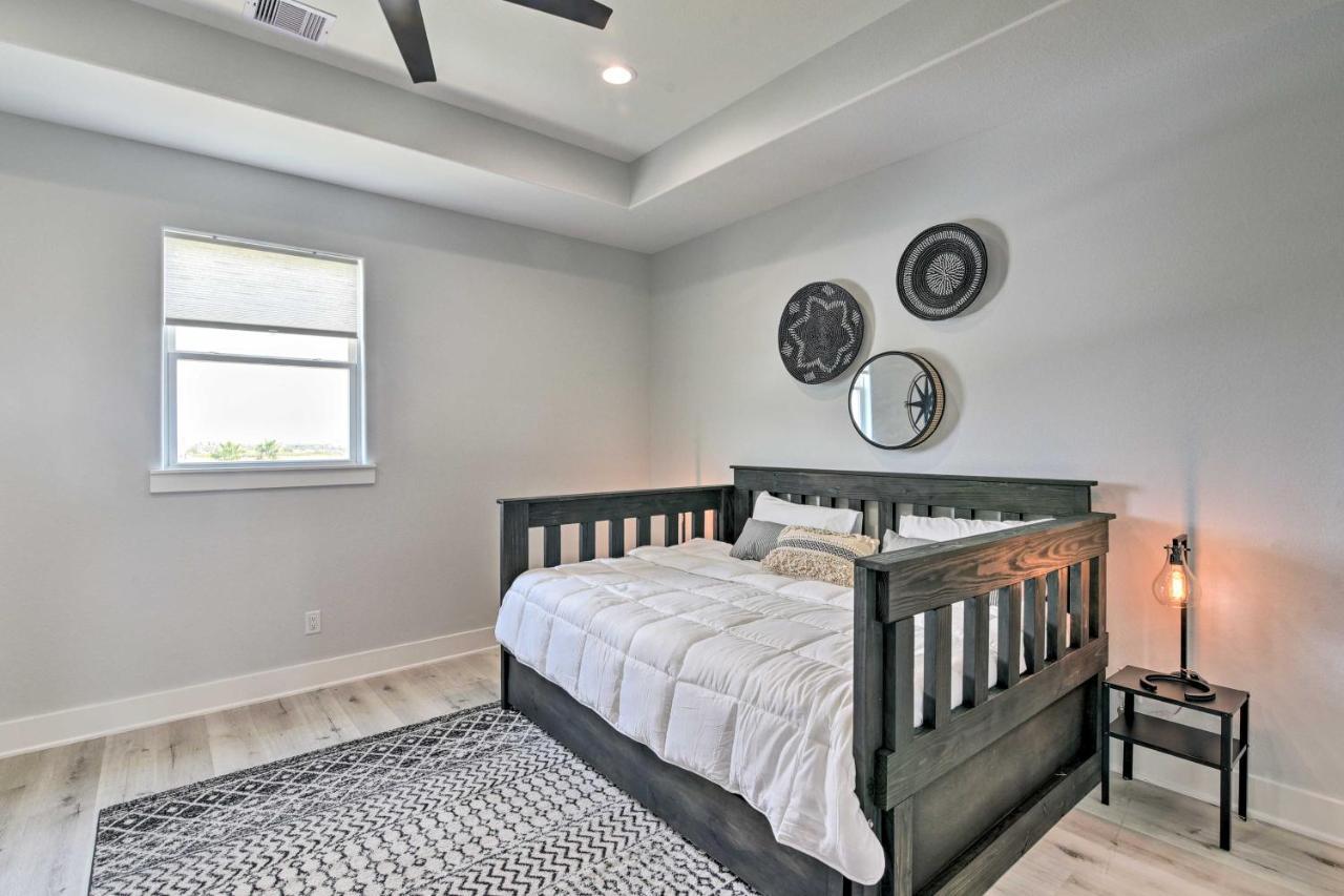 Chic Crystal Beach Escape With Deck - Walk To Beach! Bolivar Peninsula Extérieur photo